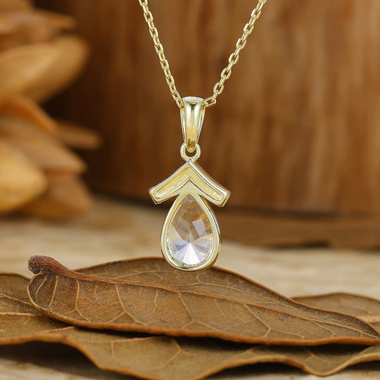 Pendentif en moissanite taille poire style vintage en forme de C — Collier pour elle