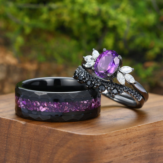 Fijne ringenset voor koppels met natuurlijke amethist en bloembladdetail, zwart geplateerd, bijpassende ringen voor hem en haar