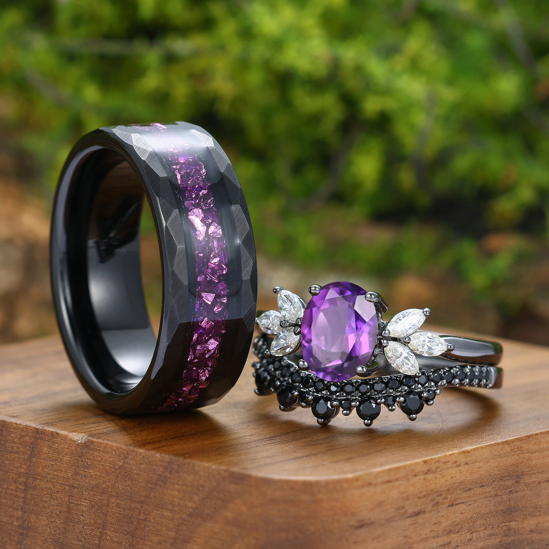 Fijne ringenset voor koppels met natuurlijke amethist en bloembladdetail, zwart geplateerd, bijpassende ringen voor hem en haar