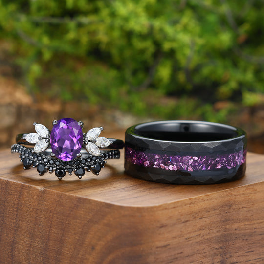 Fijne ringenset voor koppels met natuurlijke amethist en bloembladdetail, zwart geplateerd, bijpassende ringen voor hem en haar