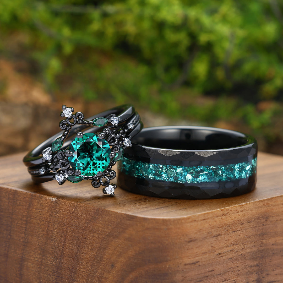 Set di anelli per coppia con motivo a volute, smeraldo taglio rotondo, delicati, placcati in nero, per lui e per lei