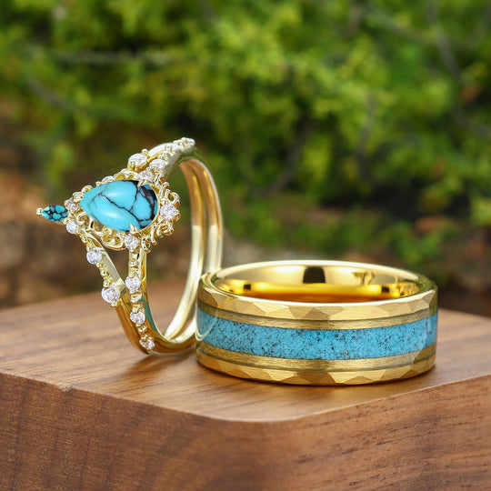 Conjunto de anillos de pareja de promesa Art Déco con trabajo de volutas y turquesa natural talla pera - anillos para él y para ella