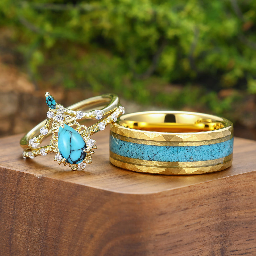 Conjunto de anillos de pareja de promesa Art Déco con trabajo de volutas y turquesa natural talla pera - anillos para él y para ella