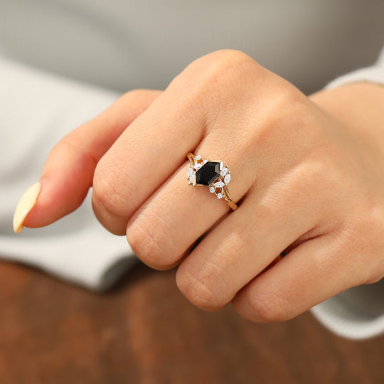 Ring met gespleten band 1.1 CT zeshoekig geslepen zwarte onyx en gouden markies diamantencluster