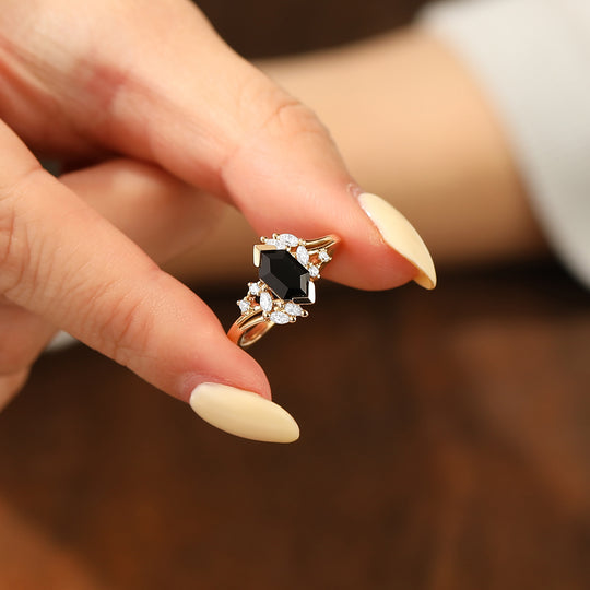 Ring met gespleten band 1.1 CT zeshoekig geslepen zwarte onyx en gouden markies diamantencluster