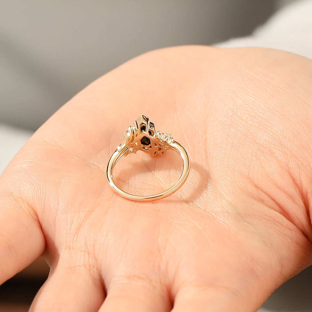 Ring met gespleten band 1.1 CT zeshoekig geslepen zwarte onyx en gouden markies diamantencluster