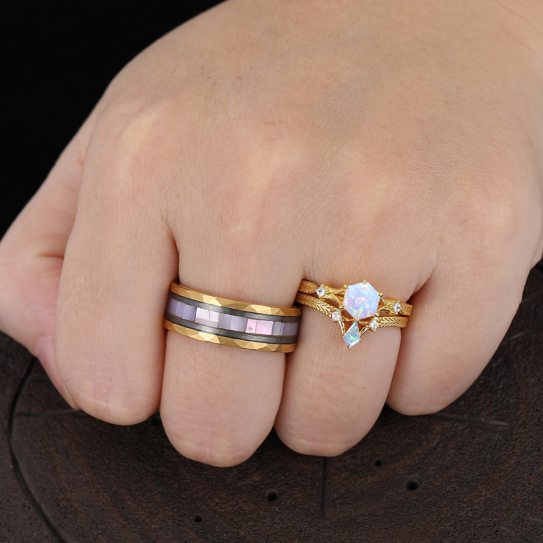 Juego de anillos de pareja grabados con ópalo blanco y rosa noble, bañados en oro amarillo, a juego para mujeres y hombres