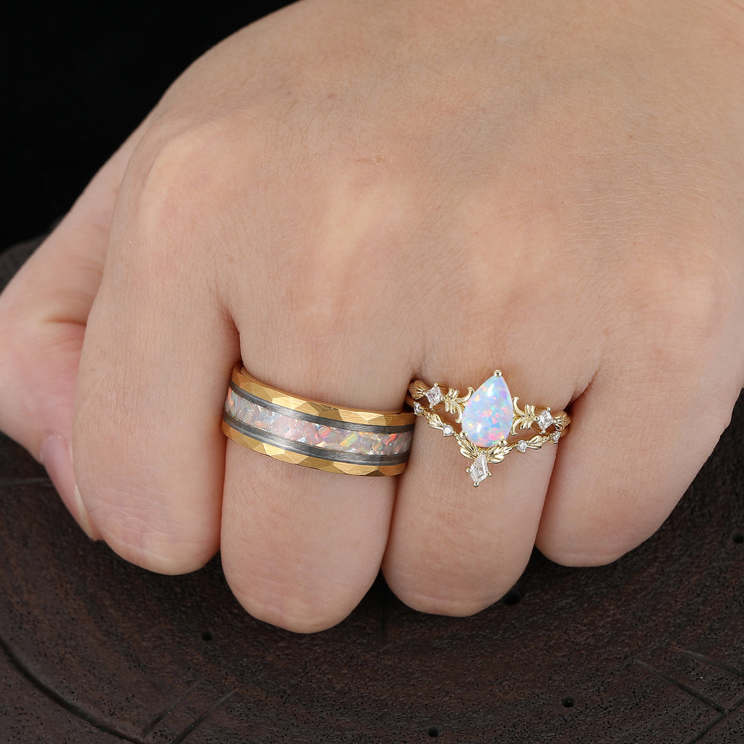 Peer geslepen roze-witte opaal paar ringenset met krullend ornament en bladmotief voor hem en haar