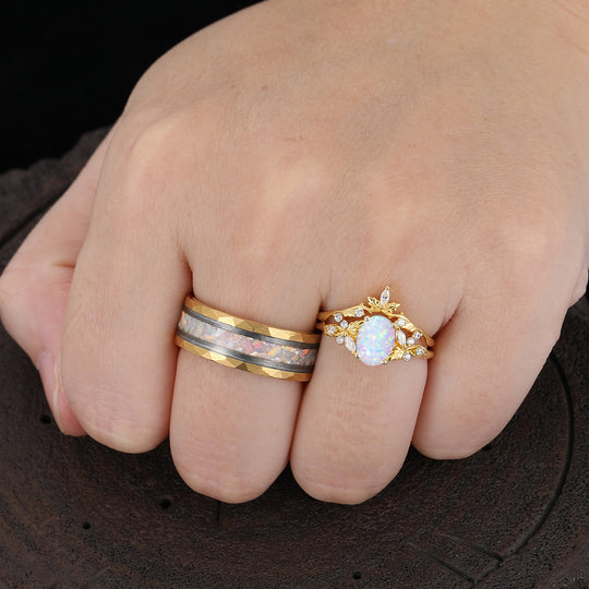 Ensemble de bagues pour lui et pour elle, plaqué or jaune, opales rose et blanche, gravé d'une feuille unique