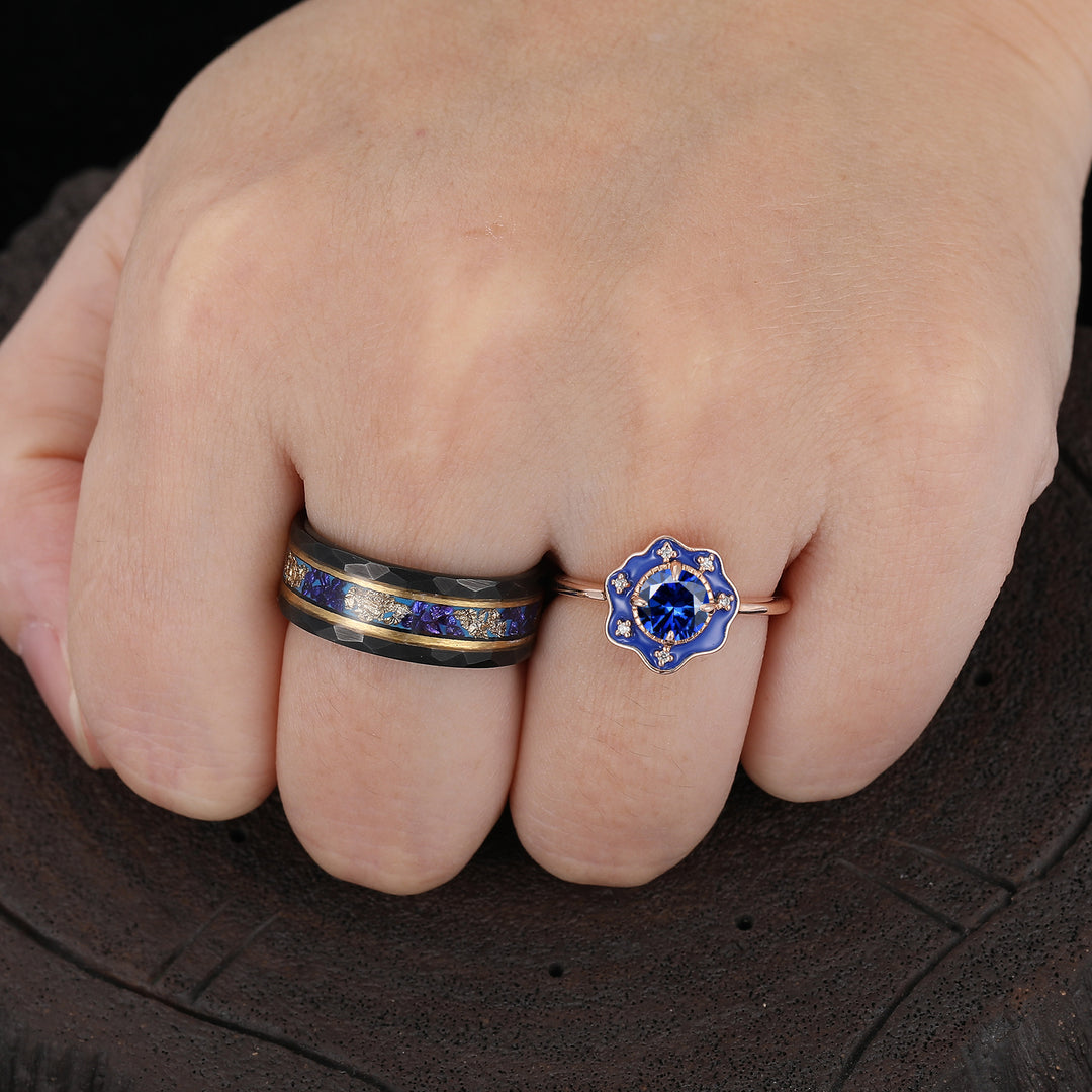 Delicati anelli da coppia con zaffiro taglio rotondo, design floreale smaltato unico, anelli abbinati