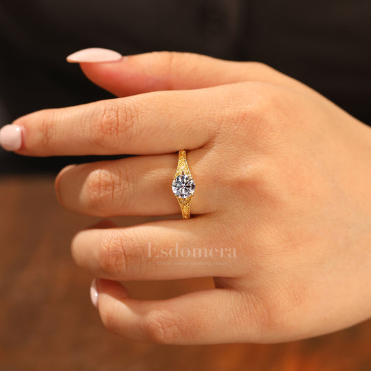 Delicado anillo solitario redondo de filigrana intrincada en oro de 14K con diamante cultivado en laboratorio (Certificado IGI)