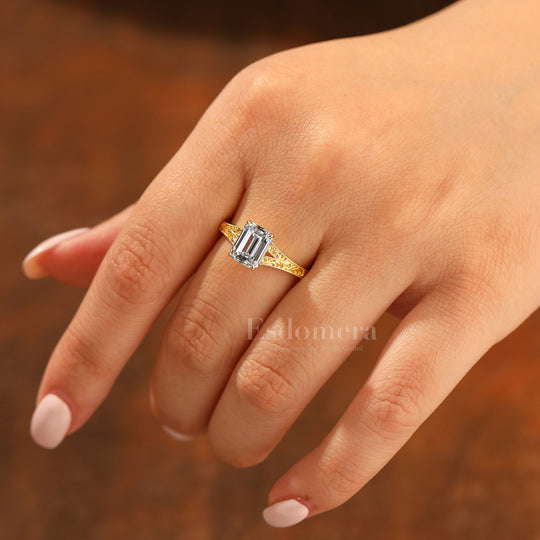 Unique 2CT Esmeralda Corte Oro Amarillo Filigrana Dividida Shank Anillo de Promesa con Diamante Cultivado en Laboratorio (Certificado IGI)