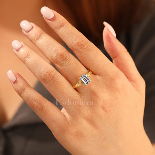 Unique 2CT Esmeralda Corte Oro Amarillo Filigrana Dividida Shank Anillo de Promesa con Diamante Cultivado en Laboratorio (Certificado IGI)