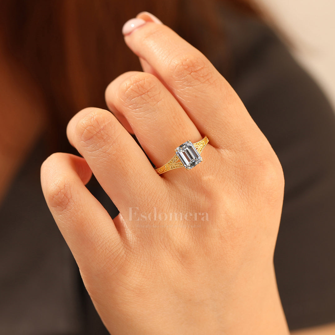 Unique 2CT Esmeralda Corte Oro Amarillo Filigrana Dividida Shank Anillo de Promesa con Diamante Cultivado en Laboratorio (Certificado IGI)