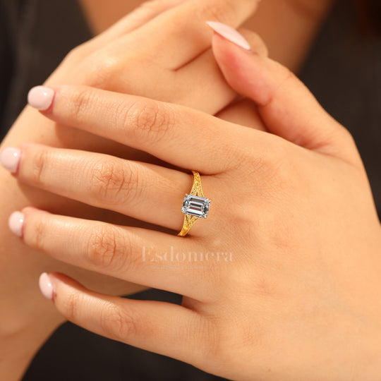 Unique 2CT Esmeralda Corte Oro Amarillo Filigrana Dividida Shank Anillo de Promesa con Diamante Cultivado en Laboratorio (Certificado IGI)