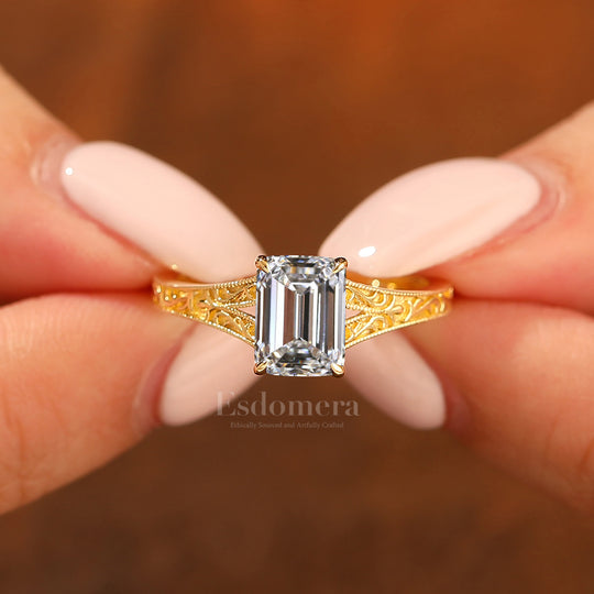 Unique 2CT Esmeralda Corte Oro Amarillo Filigrana Dividida Shank Anillo de Promesa con Diamante Cultivado en Laboratorio (Certificado IGI)