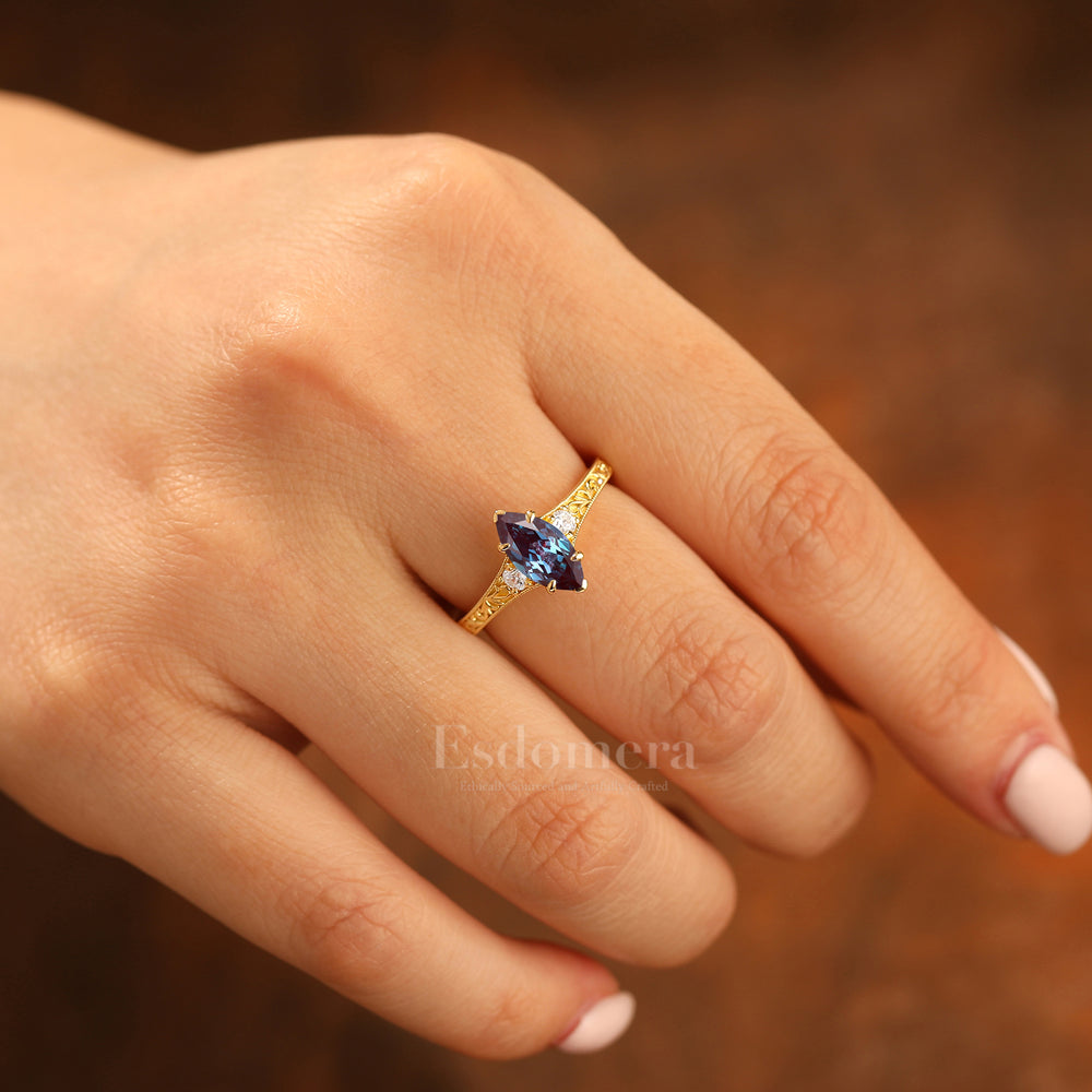 Vintage Bague de Mariage Alexandrite Taille Marquise Filigrane Monture Trois Pierres Ton Or Jaune