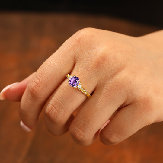 Anillo de compromiso redondo de amatista con grabado de vid inspirado en el barroco, anillo de filigrana para mujer