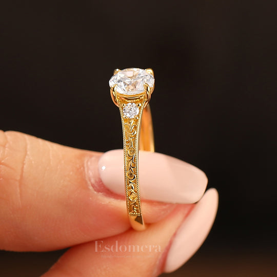 Vintage Gravierter Blumenrunder Moissanit-Verlobungsring Massiver Gelbgold-Moissanit-Damenring