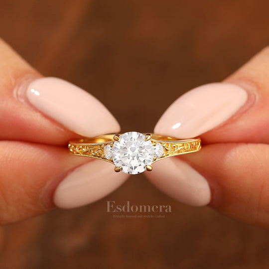 Vintage Gravierter Blumenrunder Moissanit-Verlobungsring Massiver Gelbgold-Moissanit-Damenring