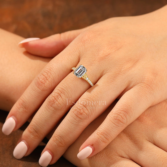 Unique 2CT Esmeralda Corte Diamante Cultivado en Laboratorio Anillo de Promesa con Detalles de Pavé Anillo de Boda (Certificado IGI)