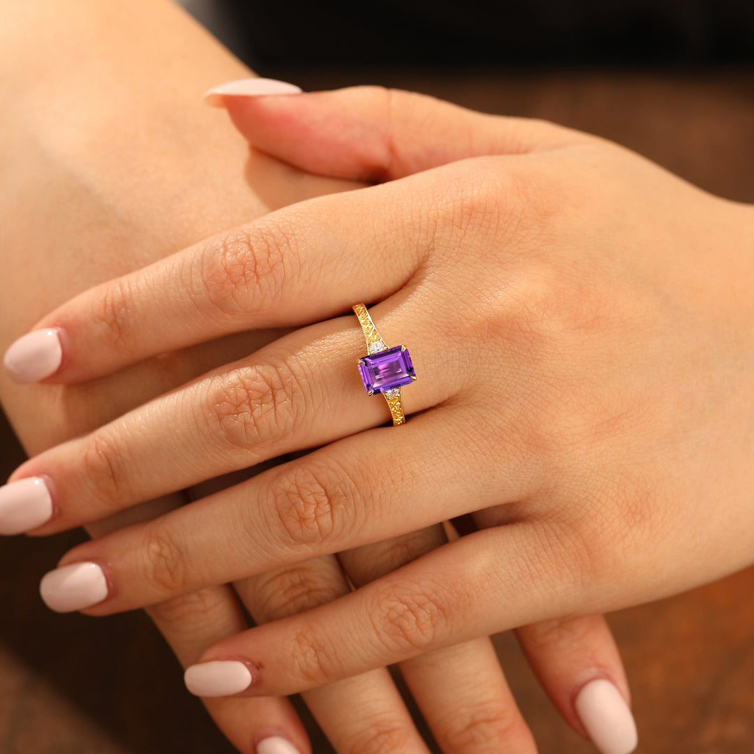 2CT Anillo de Compromiso con Amatista en Forma de Esmeralda Banda de Oro Amarillo Filigranada para Mujer