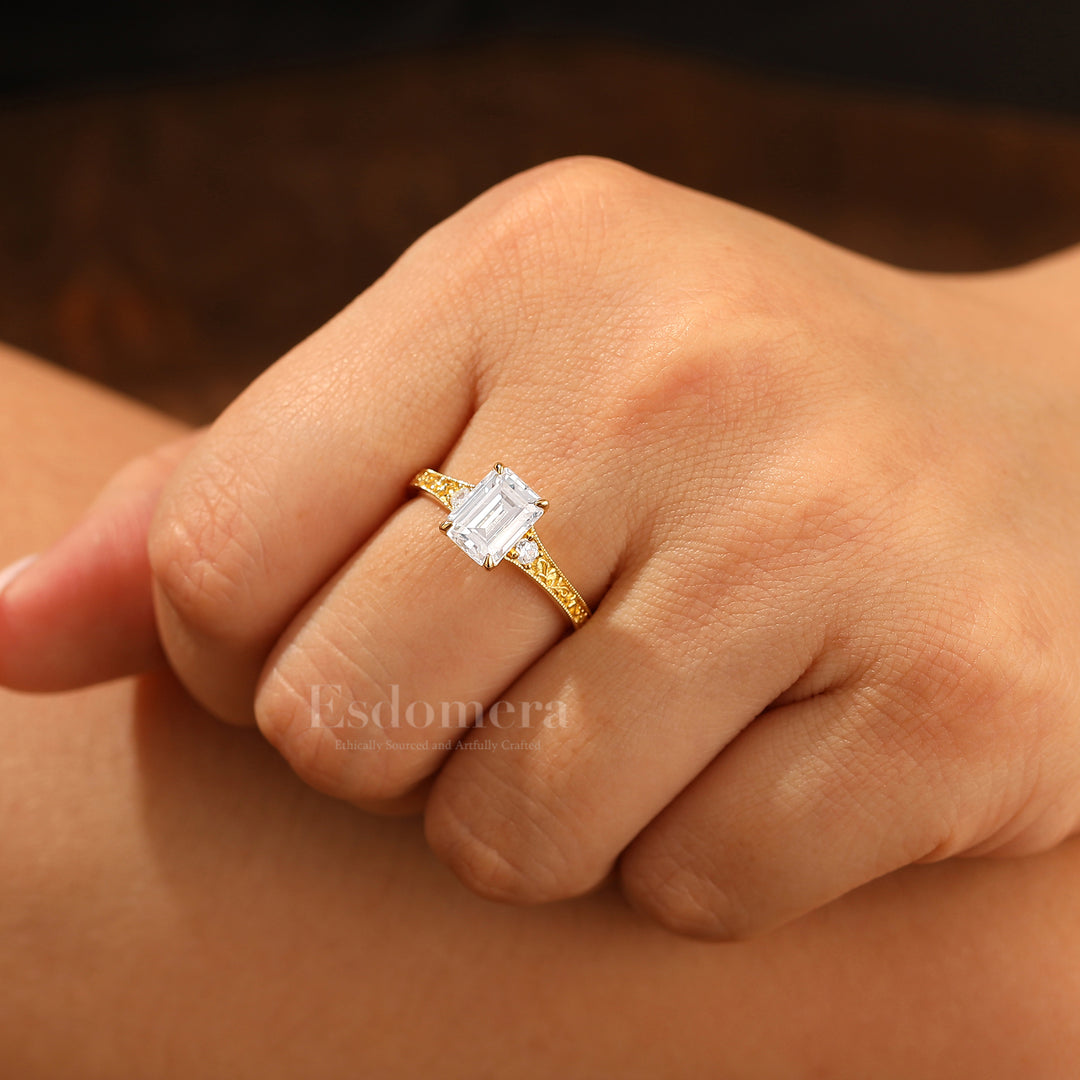 Retro grabado con motivos en espiral Anillo nupcial de moissanita talla esmeralda 2CT Anillo de boda en forma de vid para ella