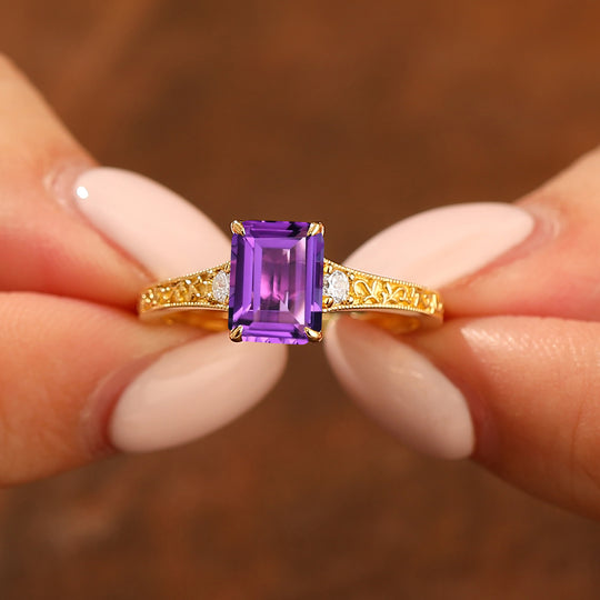 2CT Anillo de Compromiso con Amatista en Forma de Esmeralda Banda de Oro Amarillo Filigranada para Mujer