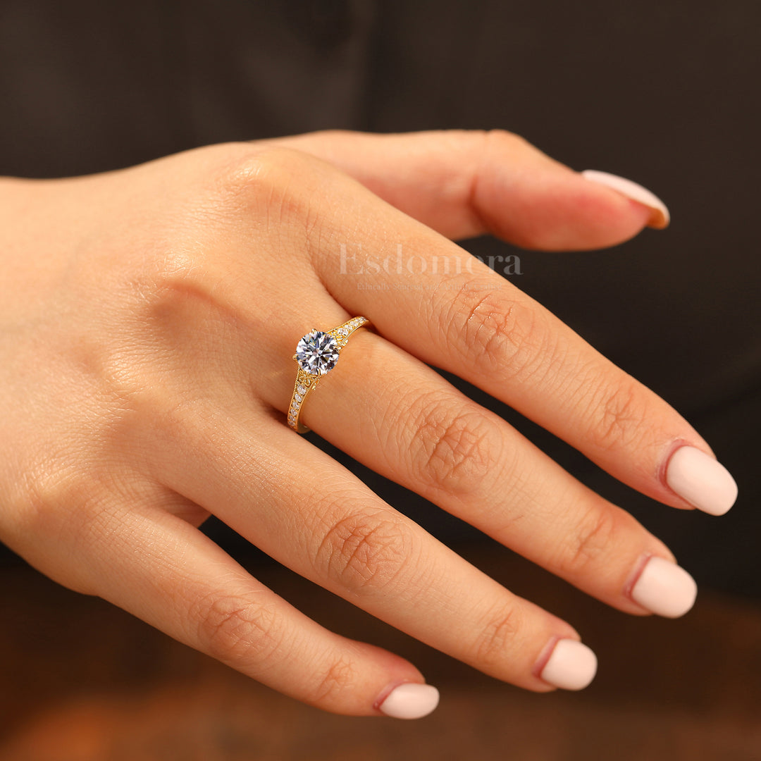 Anillo redondo de diamante cultivado en laboratorio de oro 14K con piedras laterales engastadas en canal (certificado por IGI)