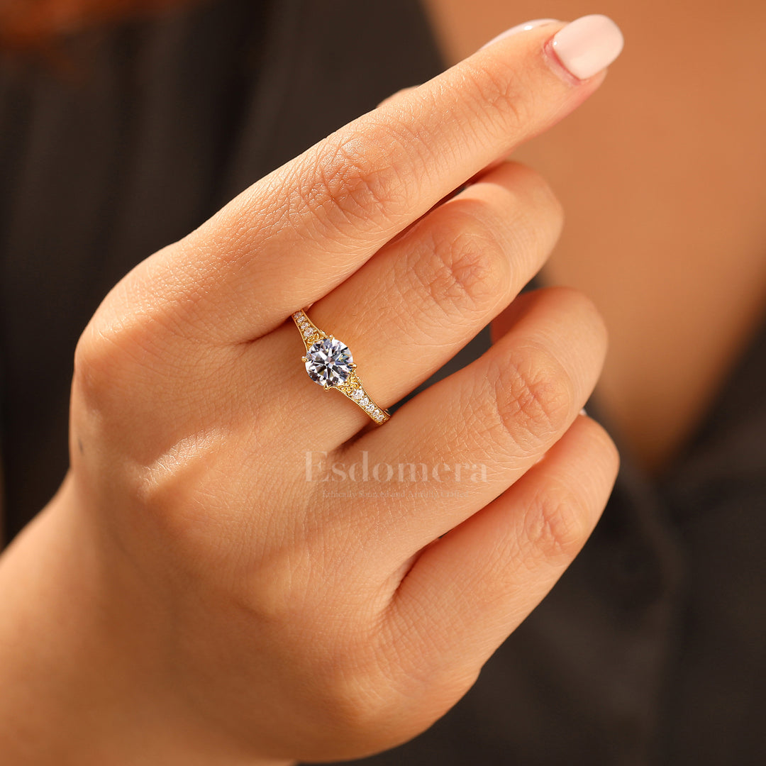 Anillo redondo de diamante cultivado en laboratorio de oro 14K con piedras laterales engastadas en canal (certificado por IGI)