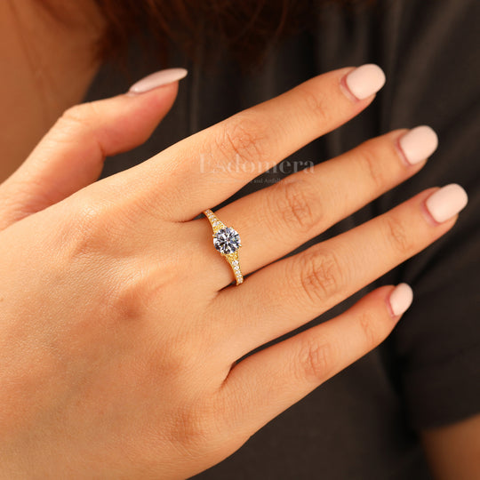 Anillo redondo de diamante cultivado en laboratorio de oro 14K con piedras laterales engastadas en canal (certificado por IGI)