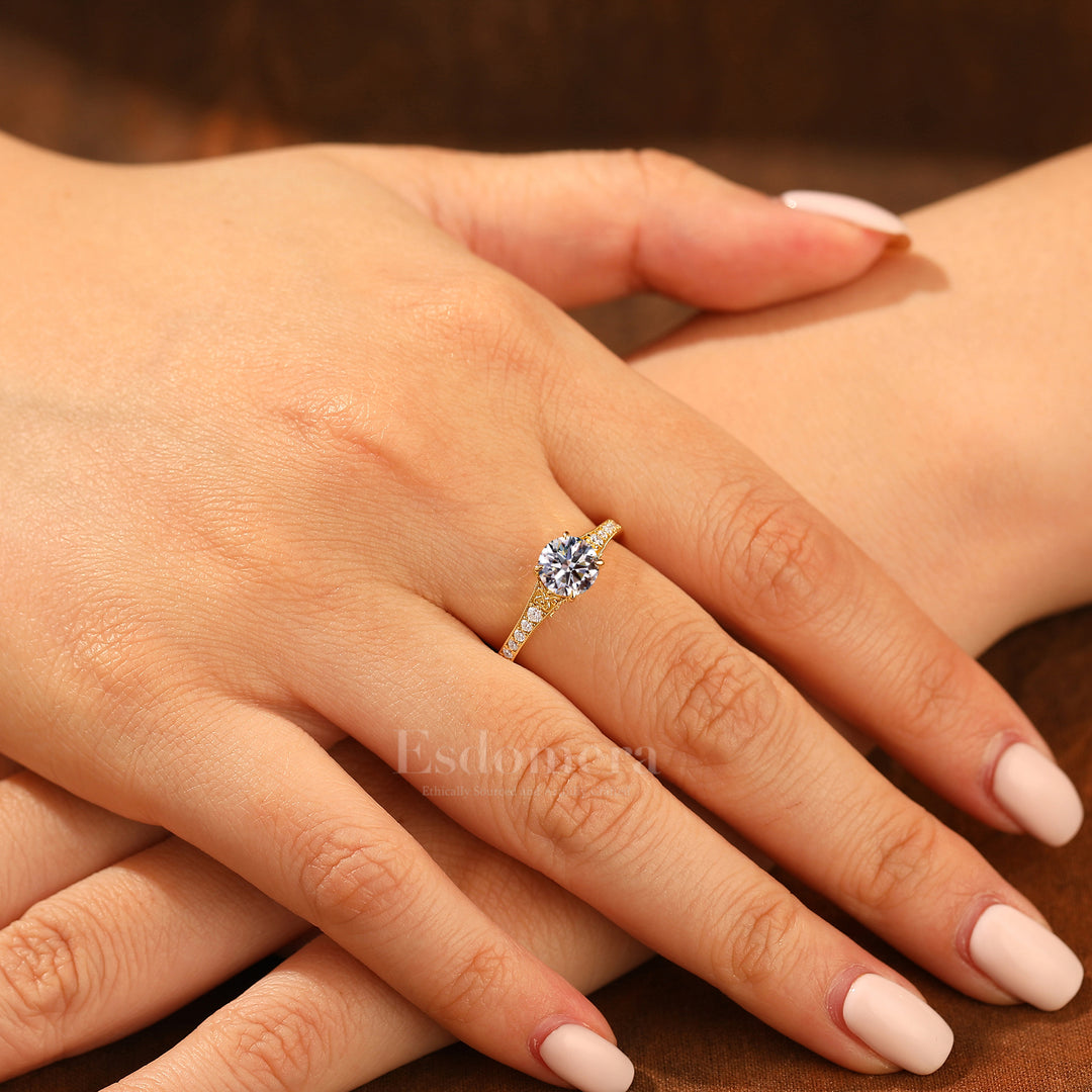 Anillo redondo de diamante cultivado en laboratorio de oro 14K con piedras laterales engastadas en canal (certificado por IGI)