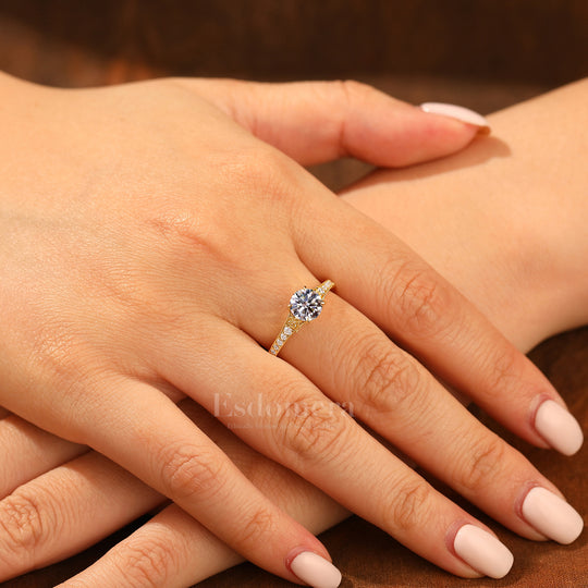 Anillo redondo de diamante cultivado en laboratorio de oro 14K con piedras laterales engastadas en canal (certificado por IGI)