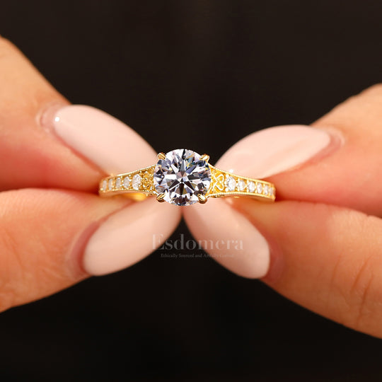 Anillo redondo de diamante cultivado en laboratorio de oro 14K con piedras laterales engastadas en canal (certificado por IGI)