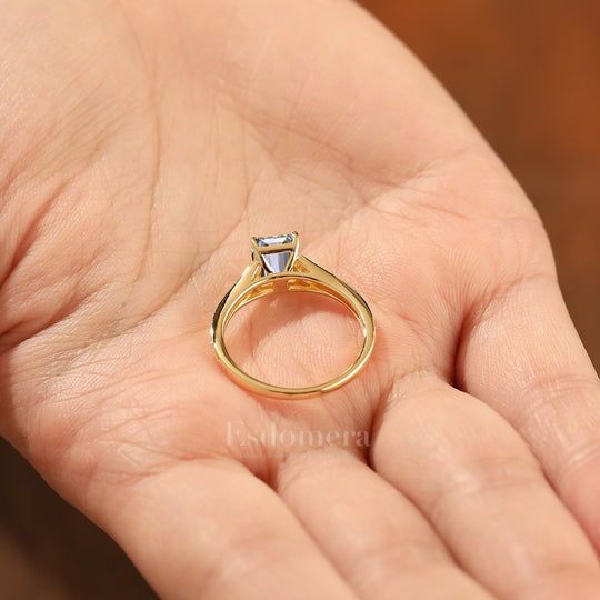 Unique 2CT Esmeralda Corte Oro Amarillo Filigrana Dividida Shank Anillo de Promesa con Diamante Cultivado en Laboratorio (Certificado IGI)