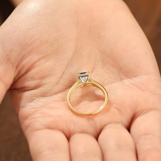 Romantici motivi floreali a vite incisi Anello da donna con acquamarina taglio smeraldo 2 pezzi per matrimonio