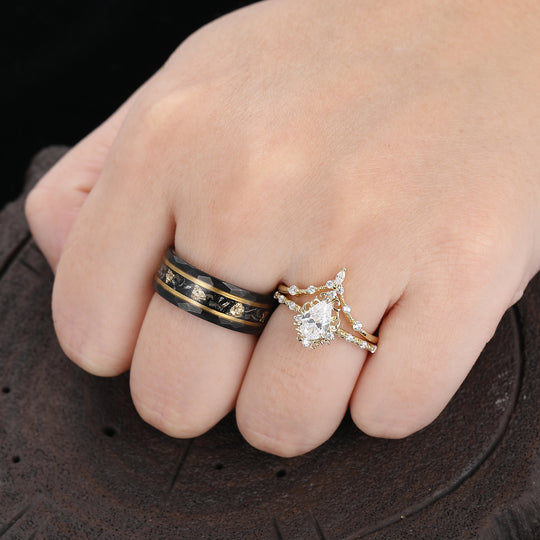 Barok Filigraan Peervormig Geslepen Moissaniet Set Paarringen Met Scrollwerk Geel Verguld Ringen Voor Hem En Haar