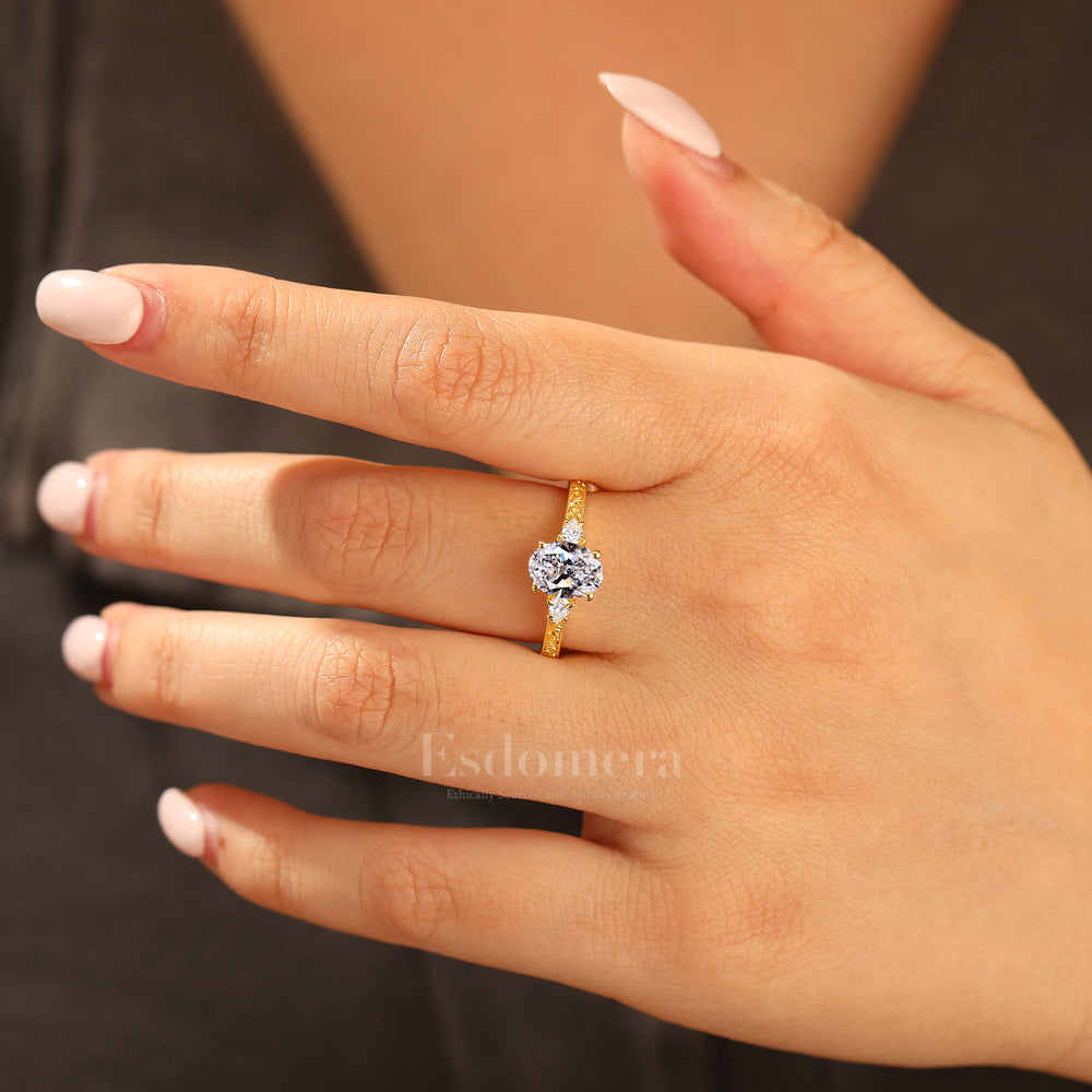 Anillo de mujer con diamante ovalado cultivado en laboratorio de inspiración vintage, con engaste en forma de vid y detalles en espiral (Certificado IGI)