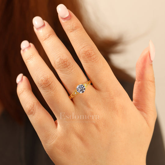 14K Bague de fiançailles en or jaune avec diamant synthétique, filigrane complexe, gravure florale pour femme (certifiée IGI)