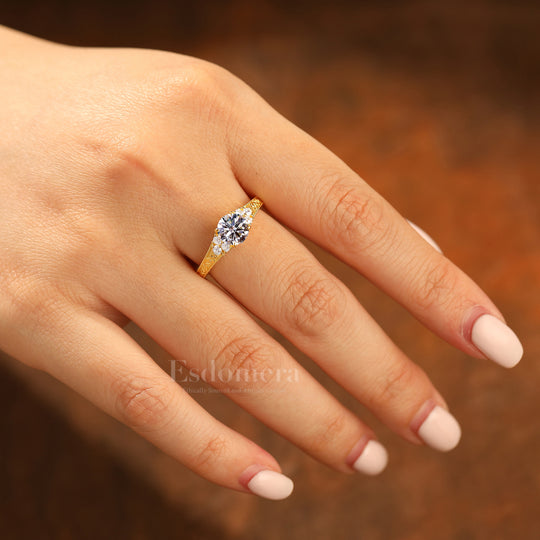 14K Or Bague Femme Diamant Synthétique Rond en Grappes Unique Bande Filigrane Bague de Mariage (Certifiée IGI)