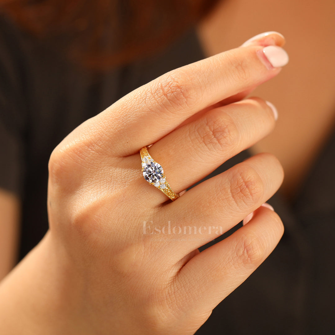 14K Or Bague Femme Diamant Synthétique Rond en Grappes Unique Bande Filigrane Bague de Mariage (Certifiée IGI)