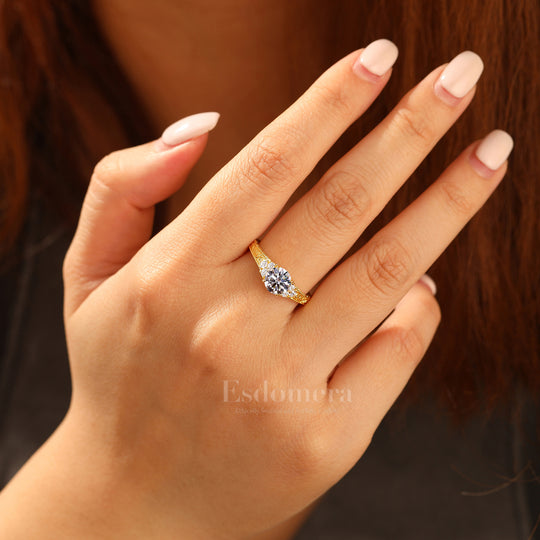 14K Or Bague Femme Diamant Synthétique Rond en Grappes Unique Bande Filigrane Bague de Mariage (Certifiée IGI)