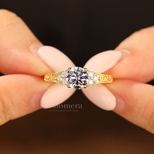 14K Or Bague Femme Diamant Synthétique Rond en Grappes Unique Bande Filigrane Bague de Mariage (Certifiée IGI)