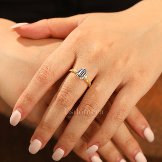 Baroque Milgrain Bague en Diamant Synthétique Taille Émeraude Trois Pierres Style Alliance Pour Elle (Certifié IGI)