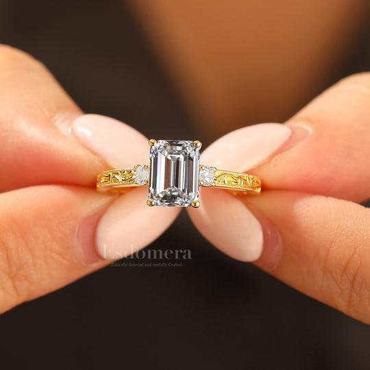 Baroque Milgrain Bague en Diamant Synthétique Taille Émeraude Trois Pierres Style Alliance Pour Elle (Certifié IGI)