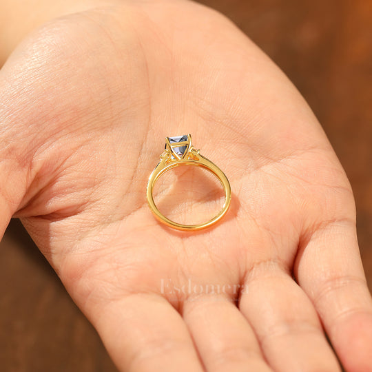 Baroque Milgrain Bague en Diamant Synthétique Taille Émeraude Trois Pierres Style Alliance Pour Elle (Certifié IGI)