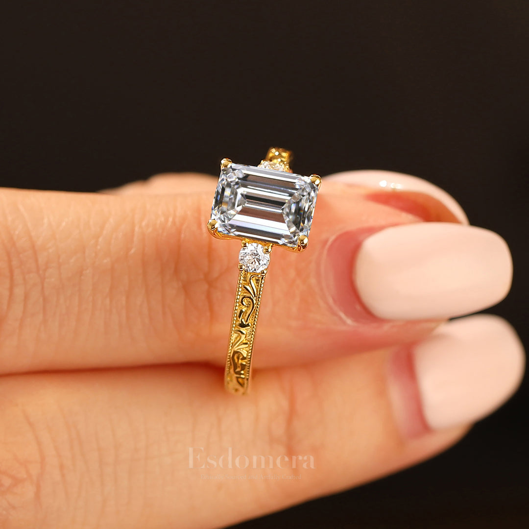 Baroque Milgrain Bague en Diamant Synthétique Taille Émeraude Trois Pierres Style Alliance Pour Elle (Certifié IGI)