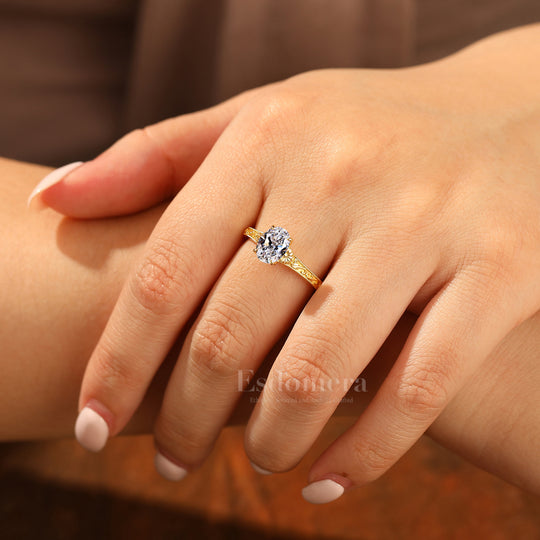 Bague de fiançailles florale gravée avec diamant synthétique taille ovale solitaire 4 griffes Anneau de mariage anniversaire (certifié IGI)