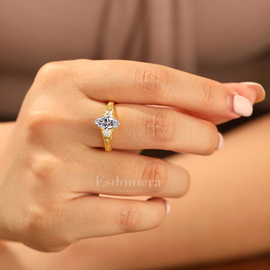 Engagement femme en diamant synthétique taillé marquise avec gravure de vigne, bague artisanale pour anniversaire et mariage (certifiée IGI)