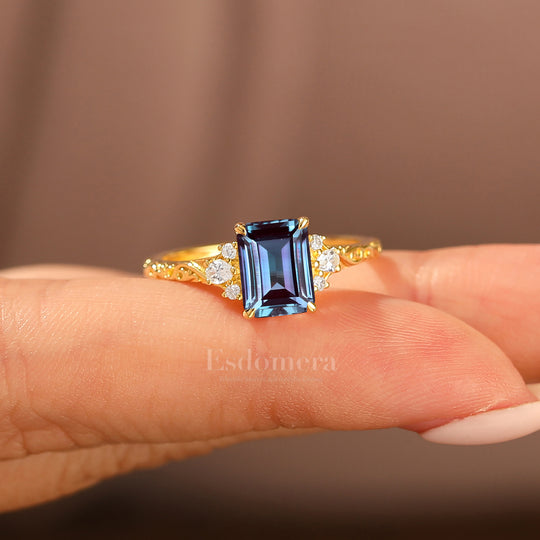 Unique 2CT Feuille inspirée Taille Émeraude Bague de Fiançailles en Or Jaune 14K Alexandrite Bague de Mariage Filigrane